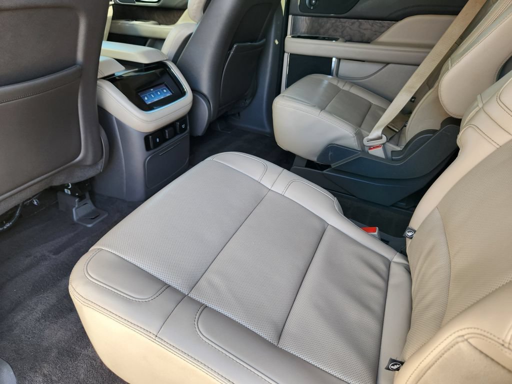 Used 2022 Lincoln Navigator 4WD image 9