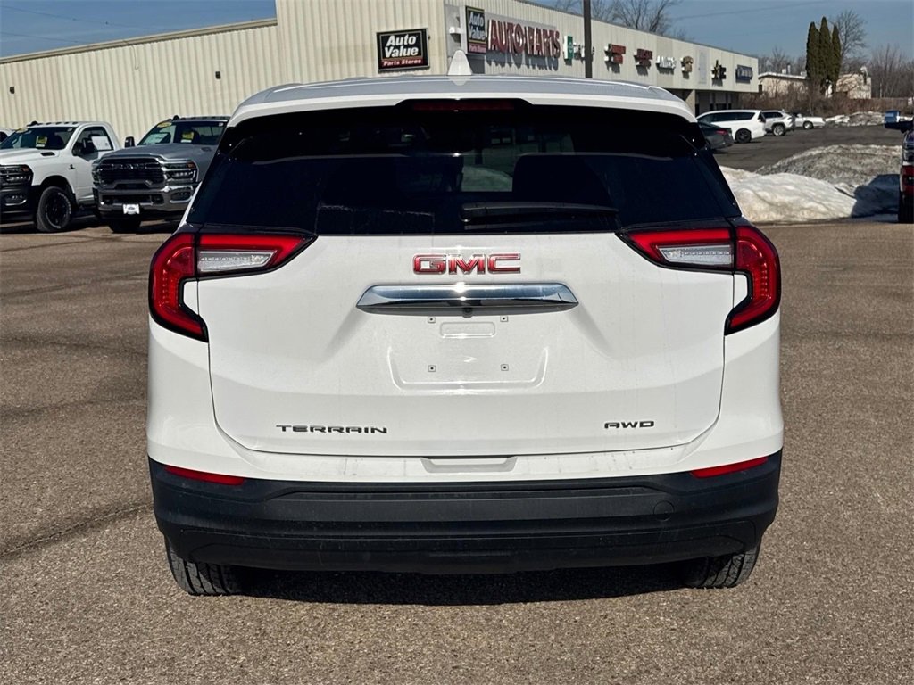 Used 2024 GMC Terrain SLE image 3