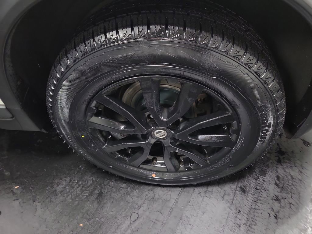 Used 2018 Nissan Rogue SV w/ Premium Package image 11