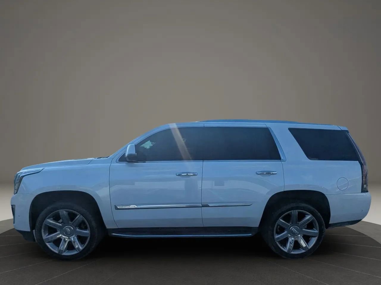 Used 2017 Cadillac Escalade Luxury image 2