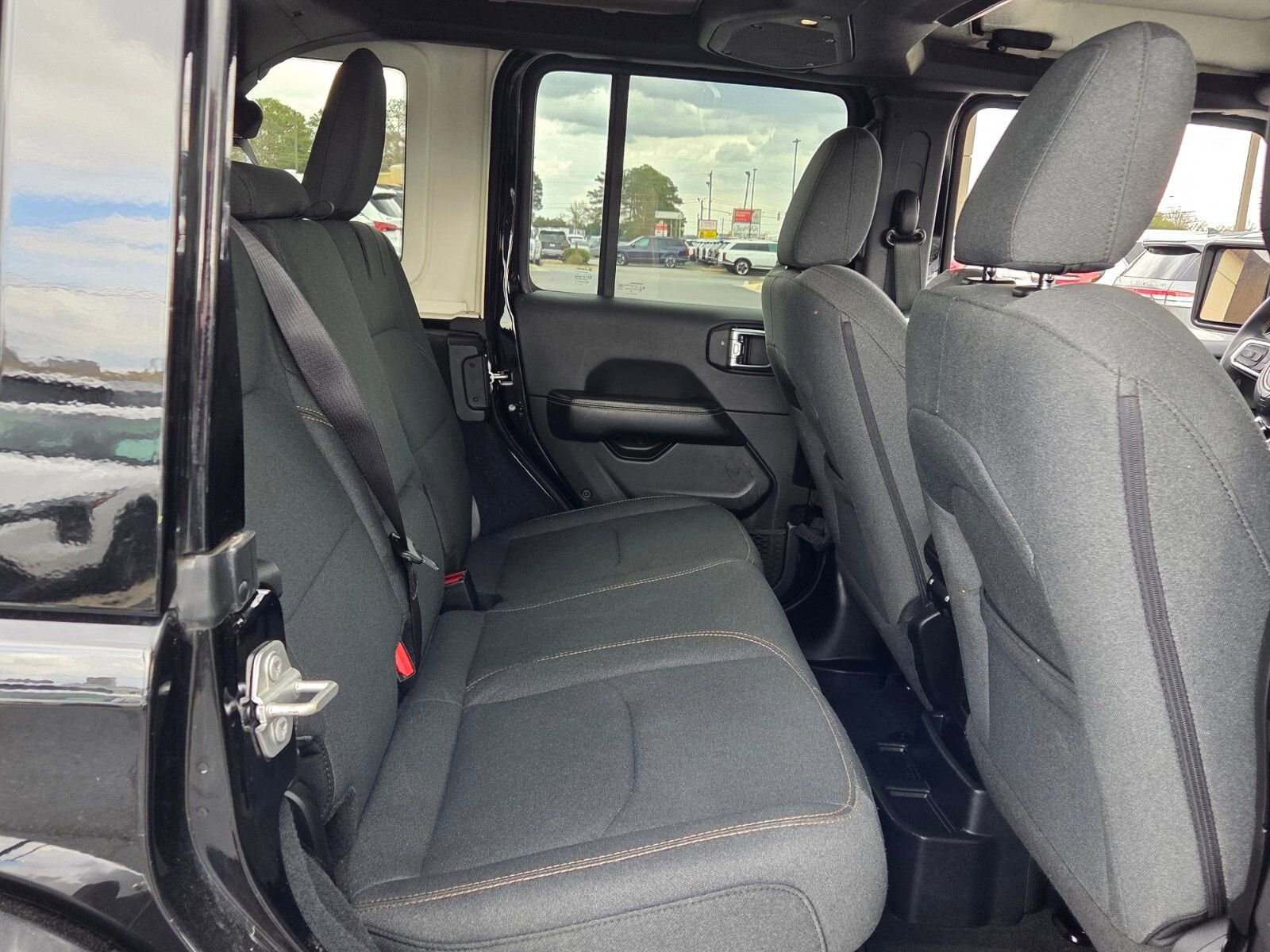 Used 2024 Jeep Wrangler Unlimited Sahara image 13