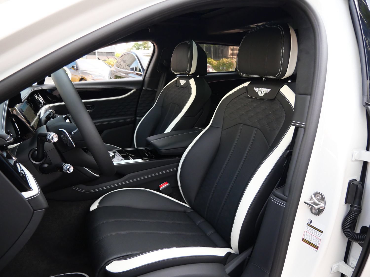 Used 2025 Bentley Flying Spur Plug-In Hybrid AWD/4WD image 9