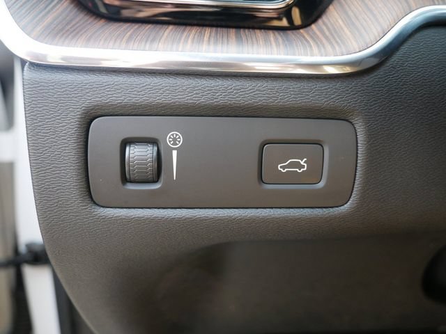 Used 2019 Volvo XC60 T5 Momentum w/ Multimedia Package AWD/4WD image 16