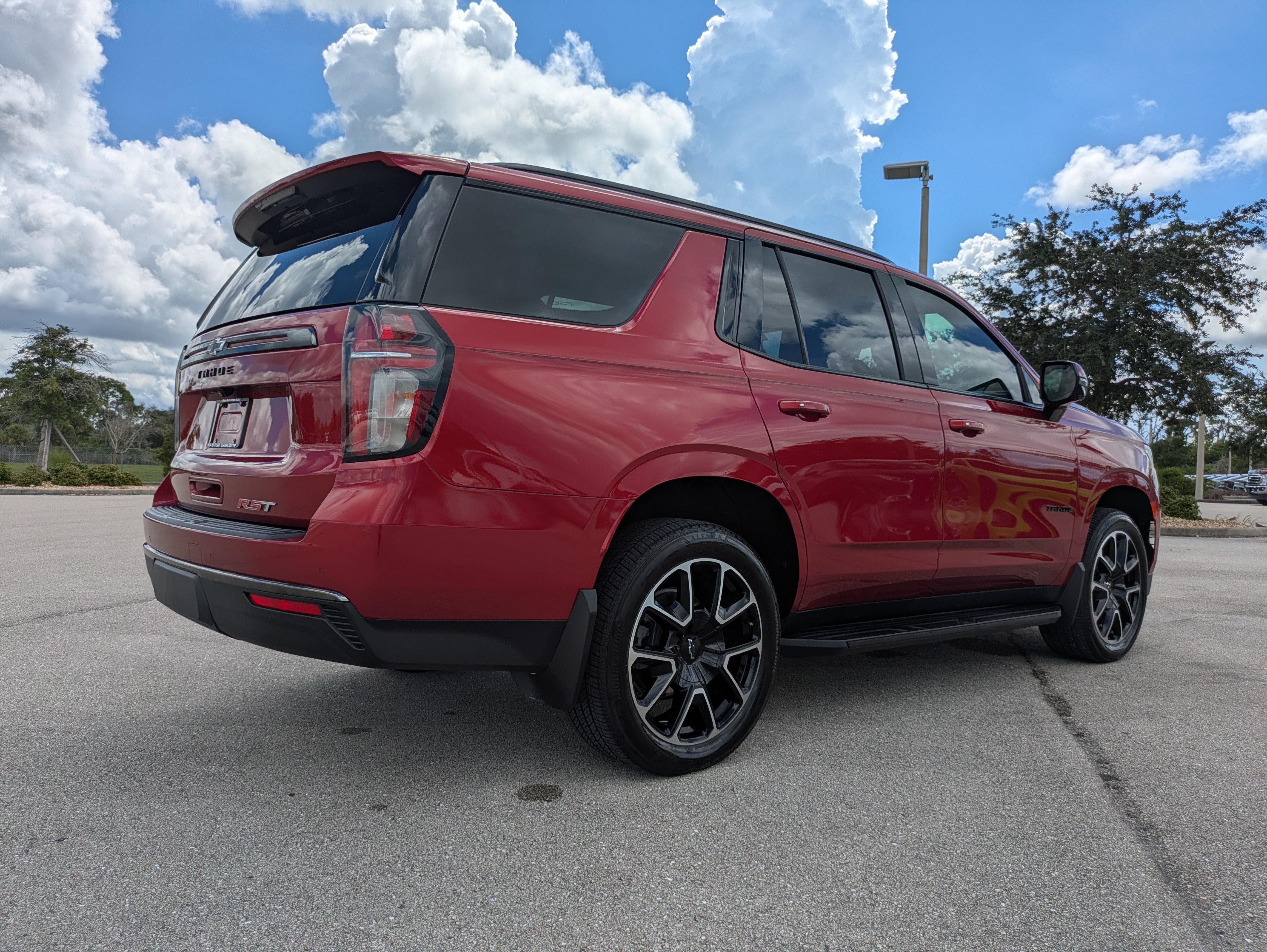 Used 2021 Chevrolet Tahoe RST w/ Luxury Package RWD image 4