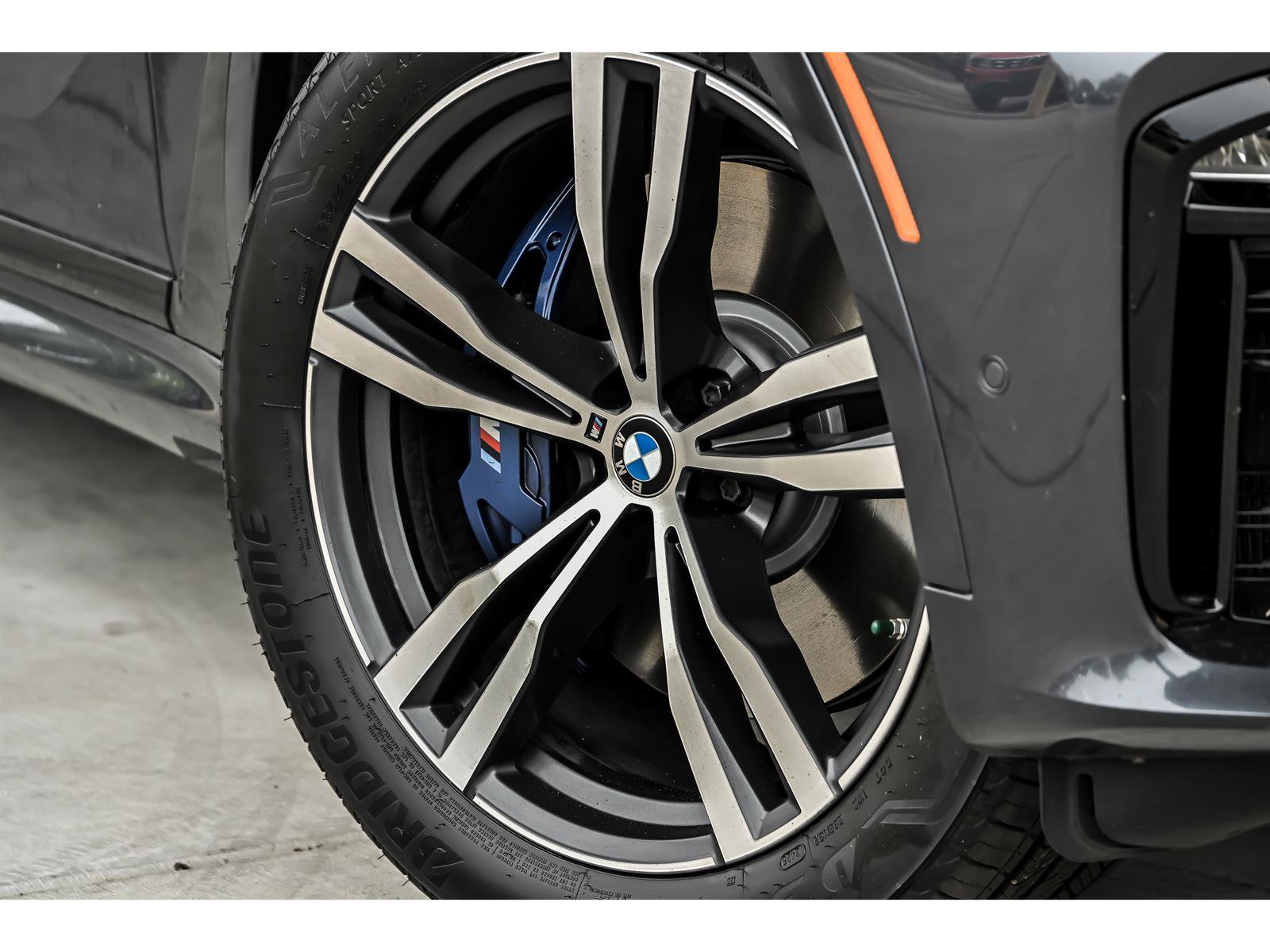 Used 2022 BMW X7 xDrive40i w/ M Sport Package AWD/4WD image 3
