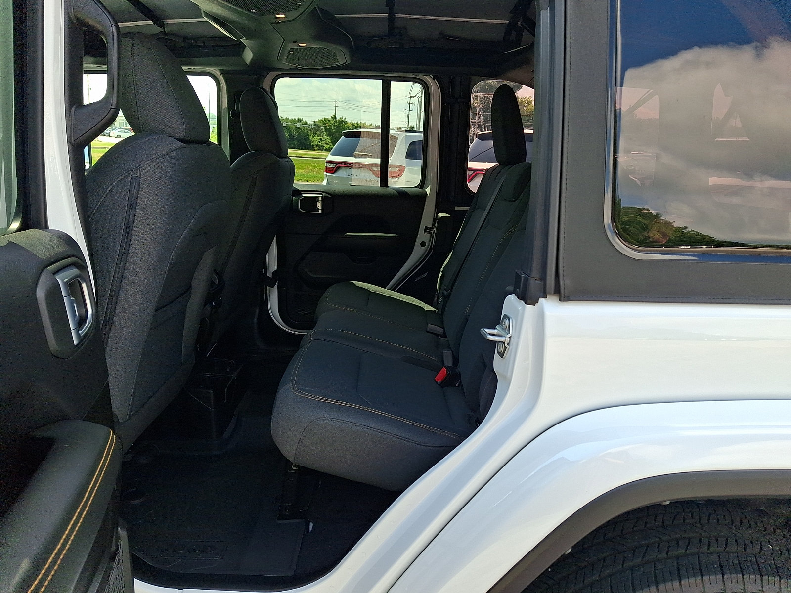 Used 2025 Jeep Wrangler Unlimited Sahara w/ Safety Group AWD/4WD image 11