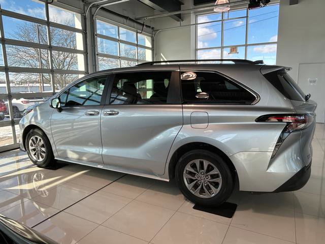Used 2024 Toyota Sienna XLE FWD image 11