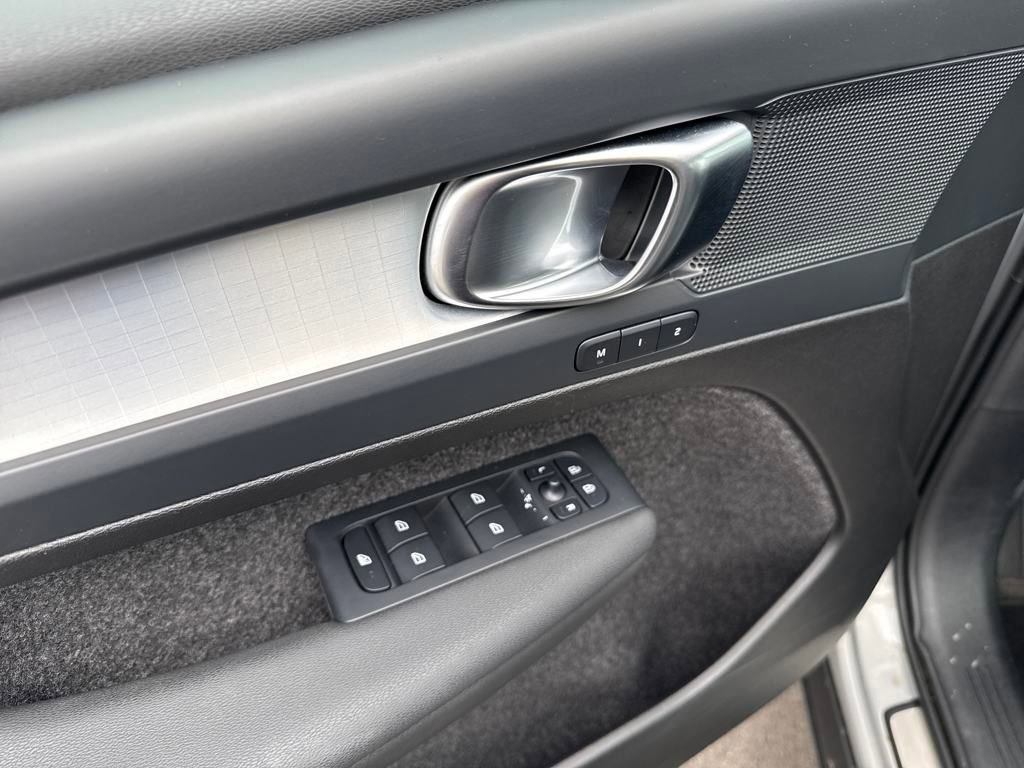 Used 2025 Volvo XC40 B5 Core image 18