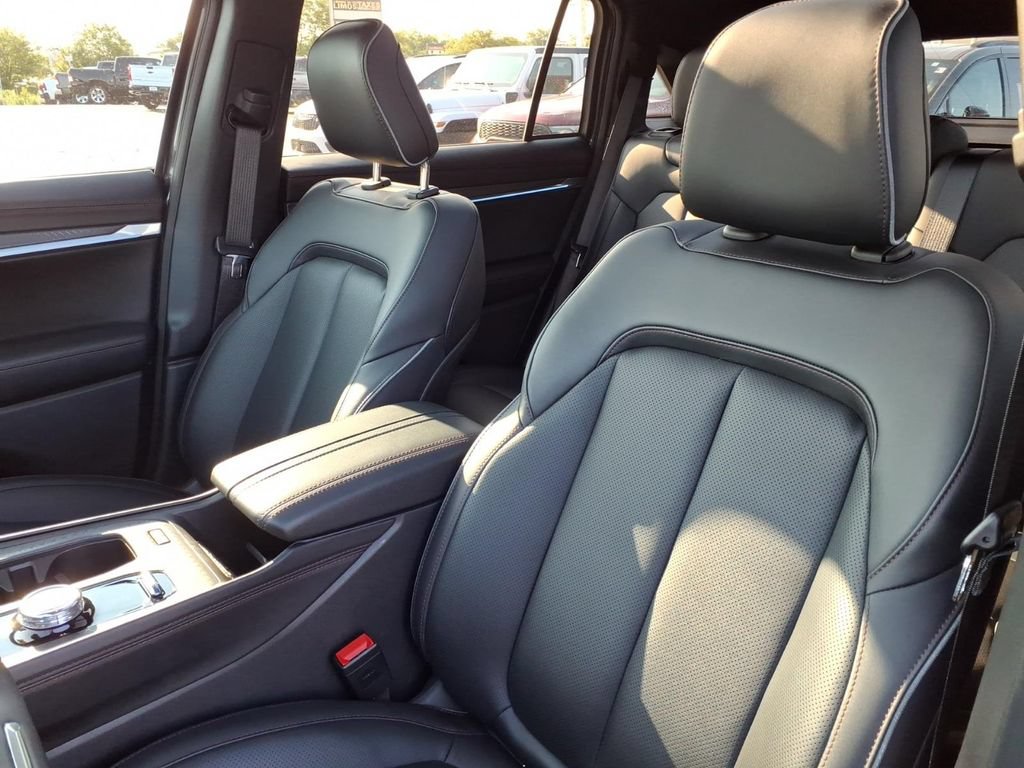 Used 2025 Jeep Wagoneer S Limited AWD/4WD image 11