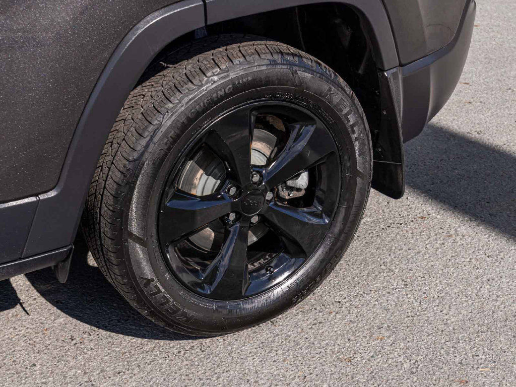 Certified 2021 Jeep Cherokee Latitude Plus AWD/4WD image 8