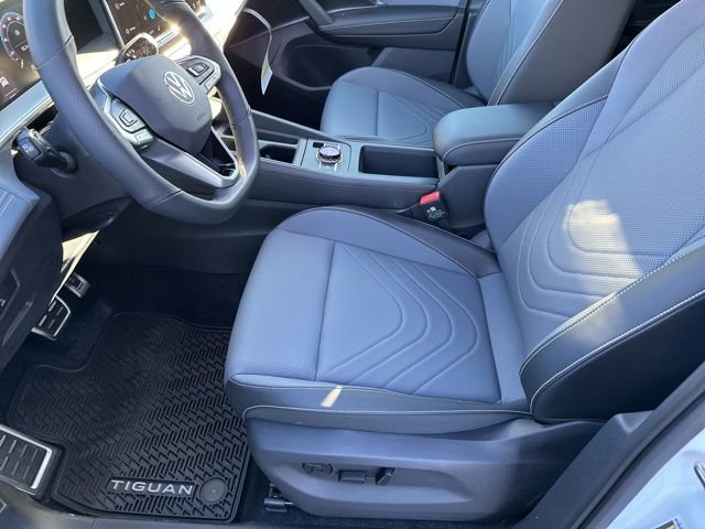 New 2025 Volkswagen Tiguan SE R-Line image 11