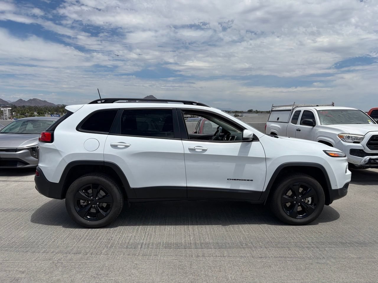 Used 2018 Jeep Cherokee Limited w/ Technology Group AWD/4WD image 3