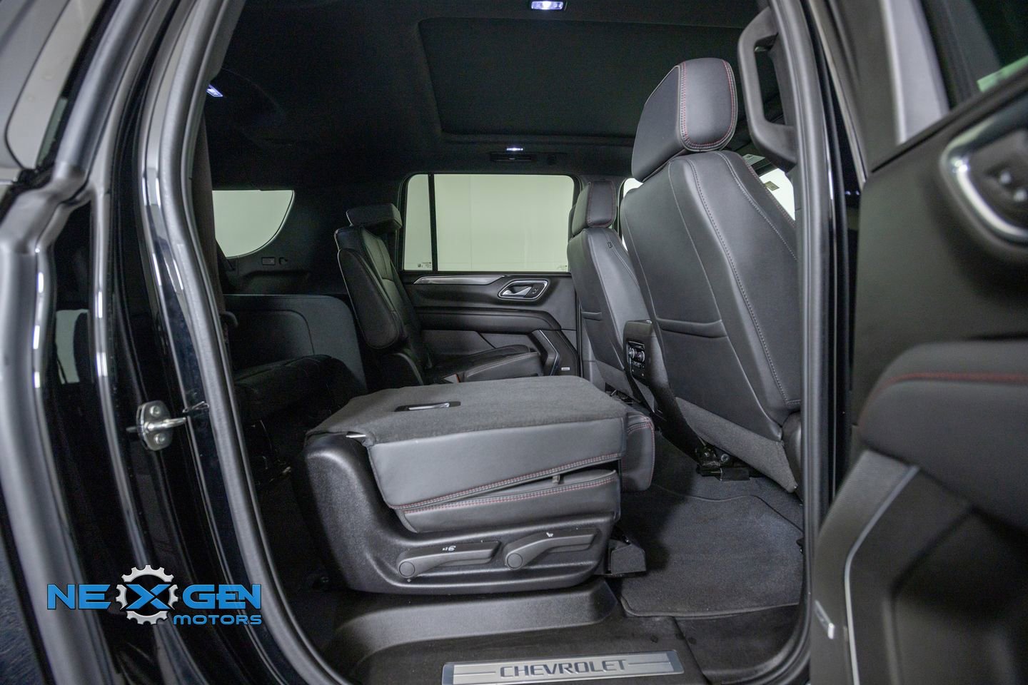 Used 2024 Chevrolet Suburban RST w/ Luxury Package AWD/4WD image 38