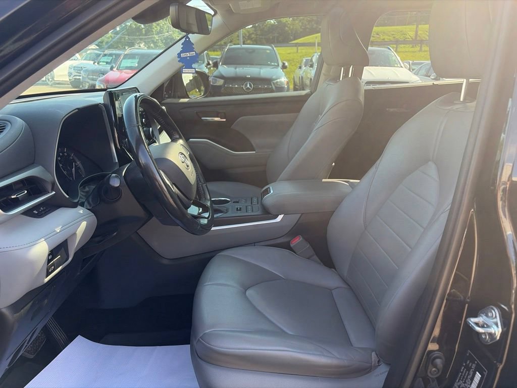 Used 2021 Toyota Highlander XLE AWD/4WD image 12
