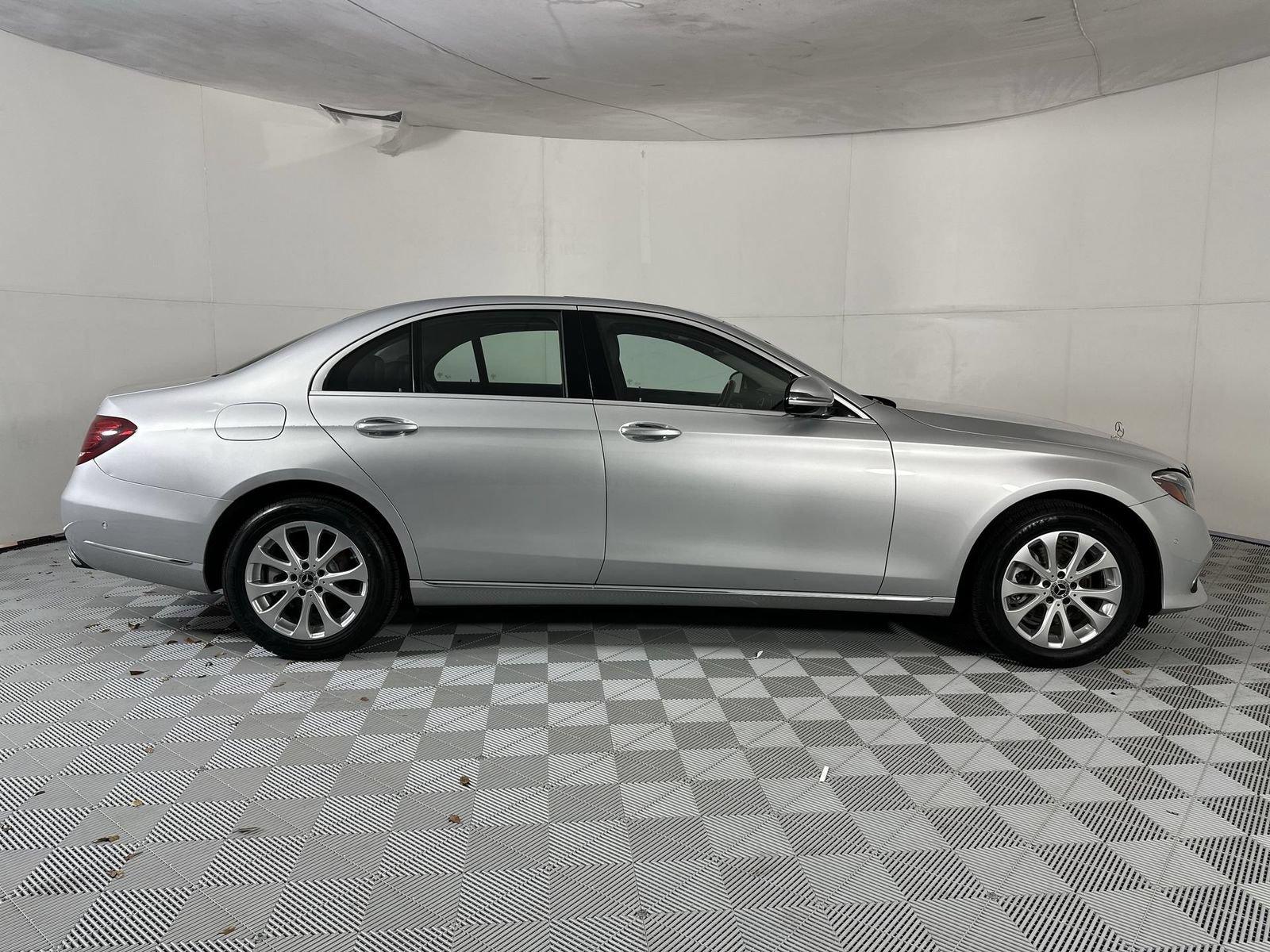 Used 2018 Mercedes-Benz E 300 4MATIC w/ Premium 2 Package (Q02) image 9