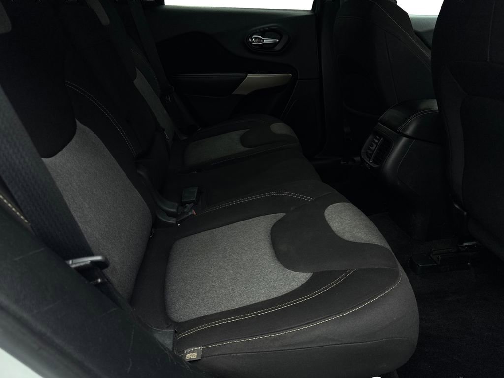 Used 2017 Jeep Cherokee Sport image 39