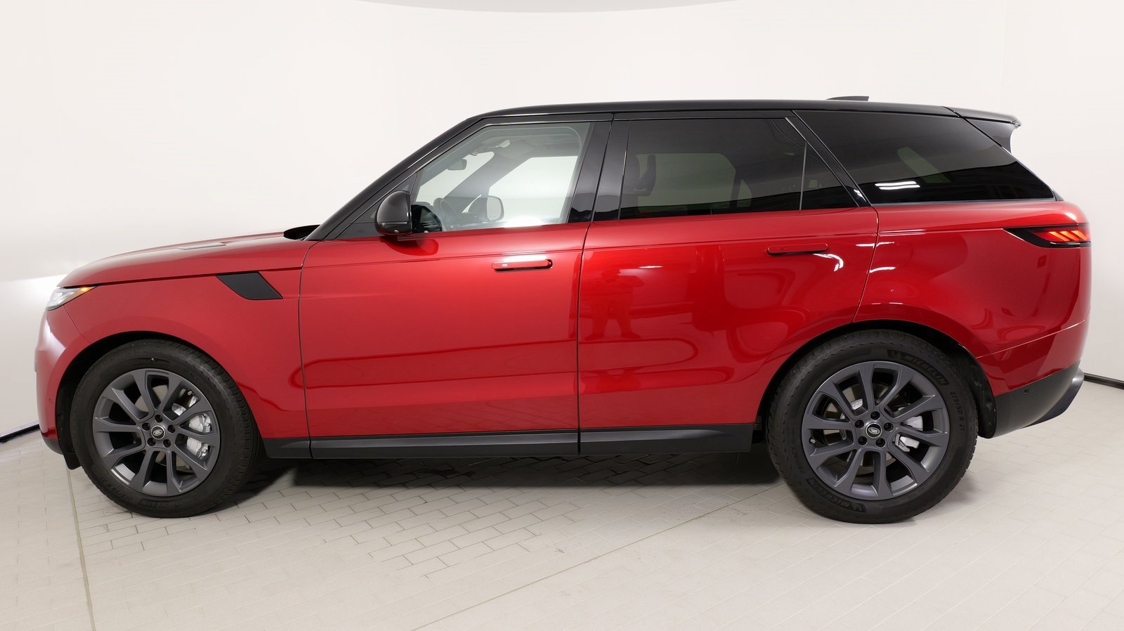 Used 2023 Land Rover Range Rover Sport SE AWD/4WD image 25