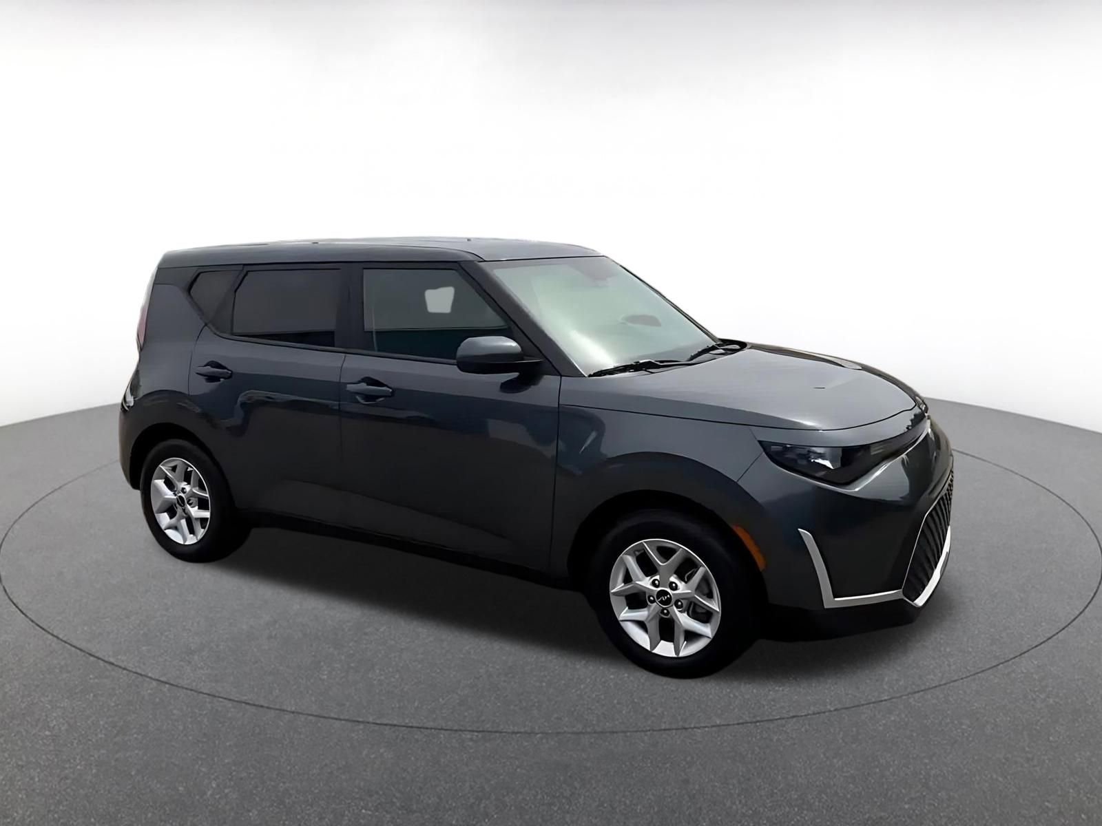 Used 2025 Kia Soul LX w/ LX Technology Package FWD image 2