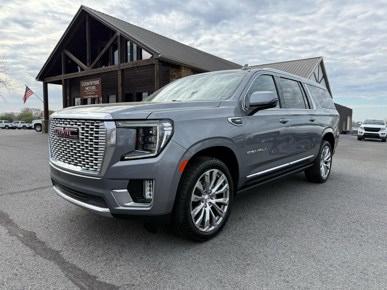 Used 2022 GMC Yukon XL Denali AWD/4WD image 2