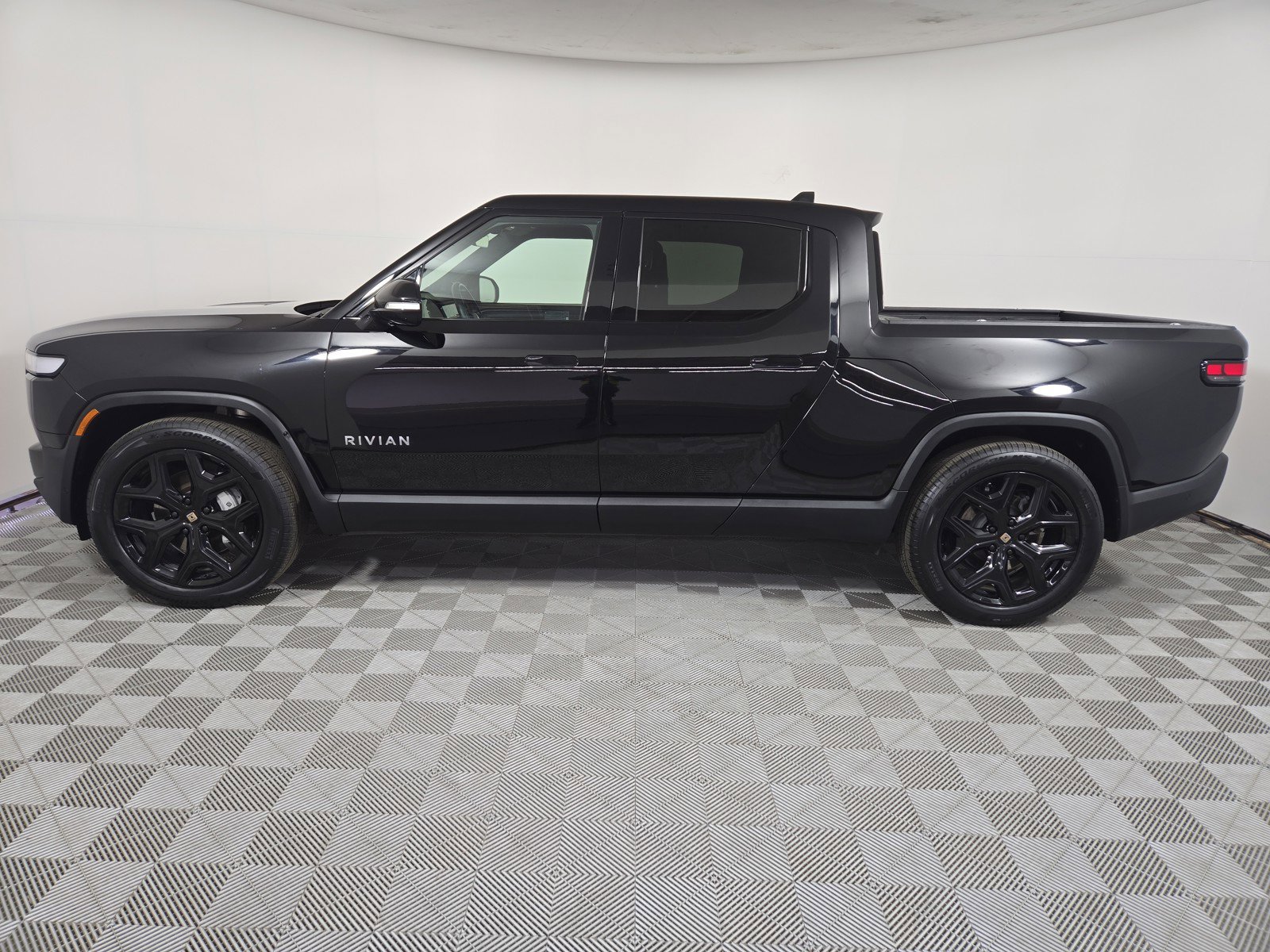 Used 2023 Rivian R1T Adventure image 2