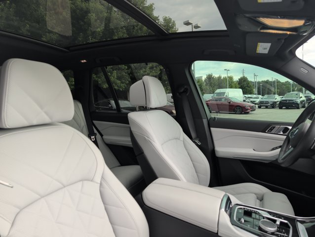 Used 2025 BMW X5 xDrive50e w/ M Sport Package AWD/4WD image 28
