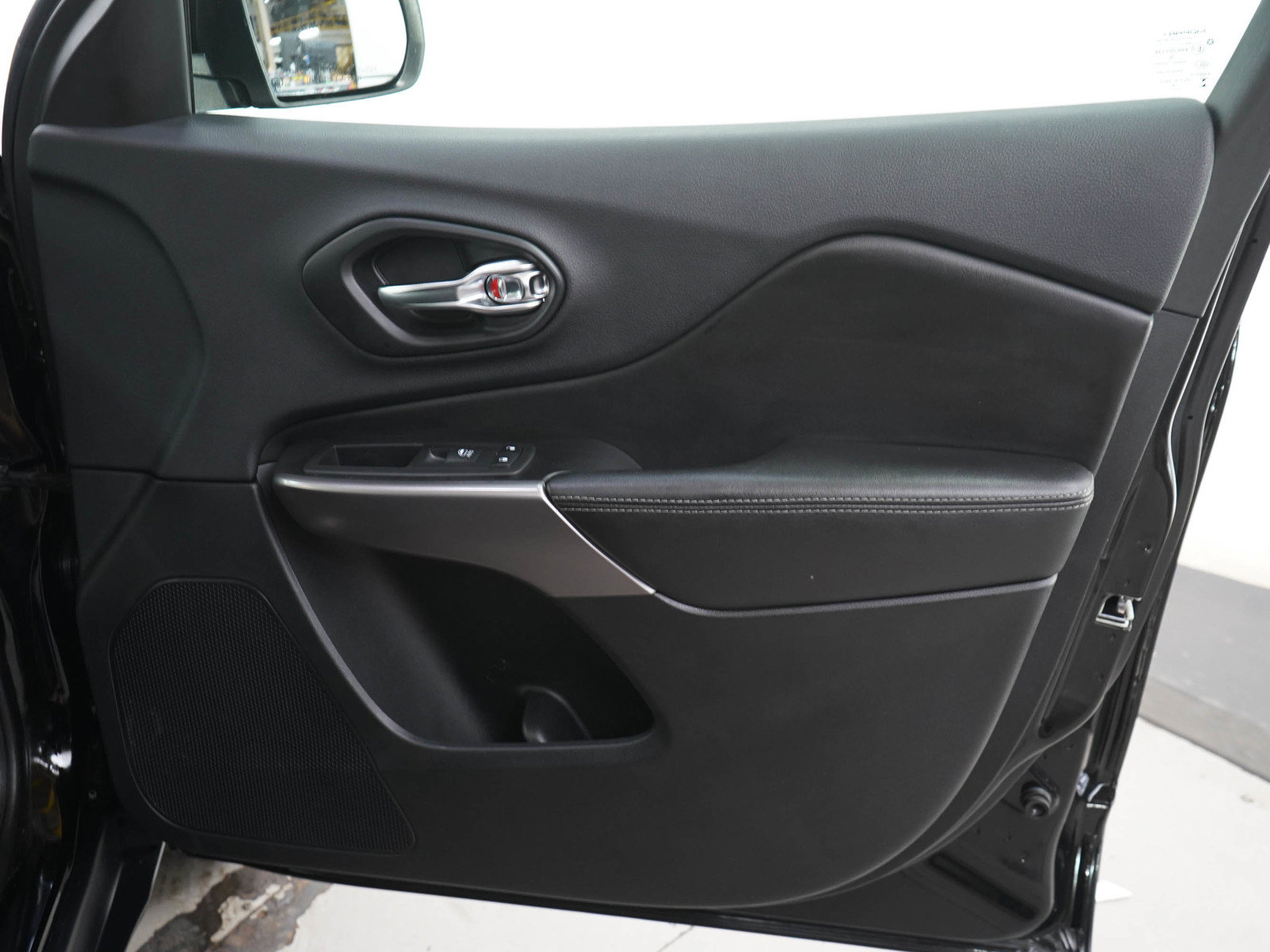 Used 2019 Jeep Cherokee Limited AWD/4WD image 9