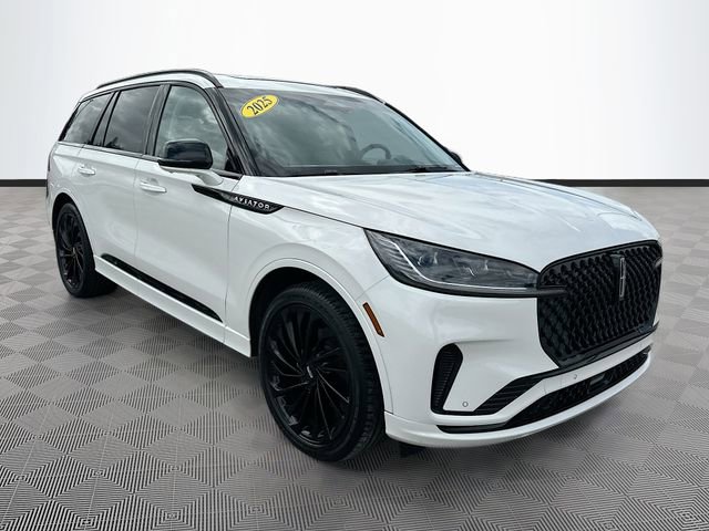 Used 2025 Lincoln Aviator Reserve w/ Luxury Package RWD image 3