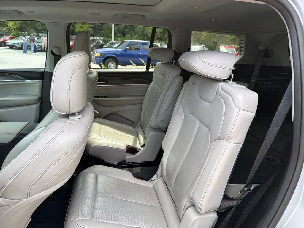 Used 2023 Jeep Grand Cherokee L Overland RWD image 18