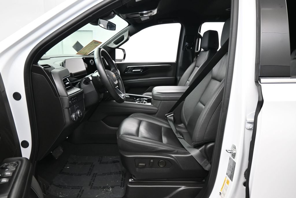 Used 2025 Chevrolet Suburban LT RWD image 11