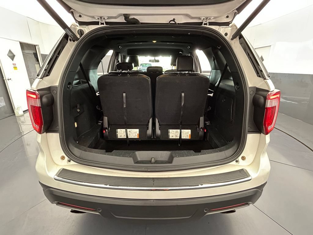 Used 2018 Ford Explorer XLT w/ Equipment Group 202A FWD image 38