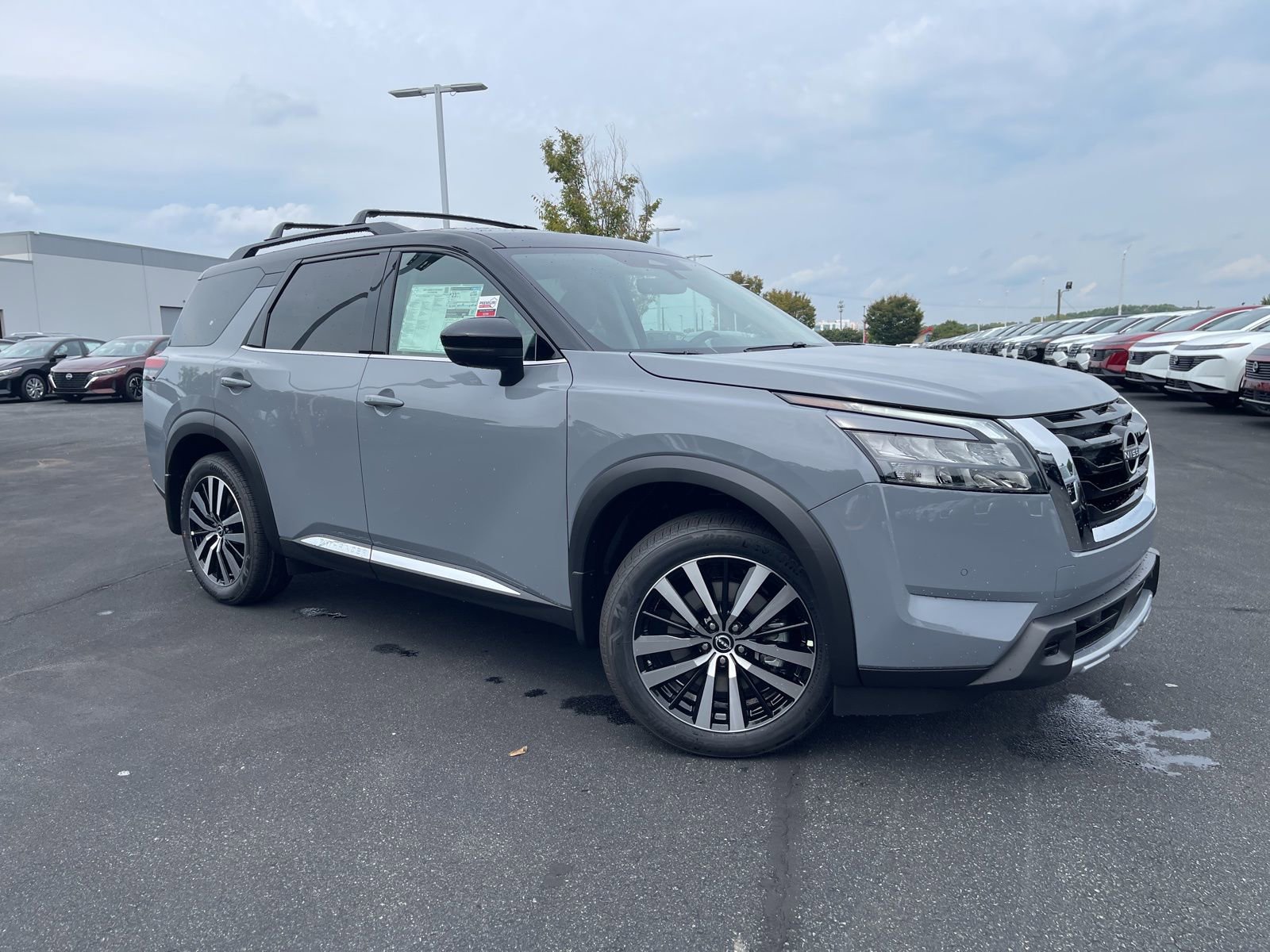 New 2025 Nissan Pathfinder Platinum image 2