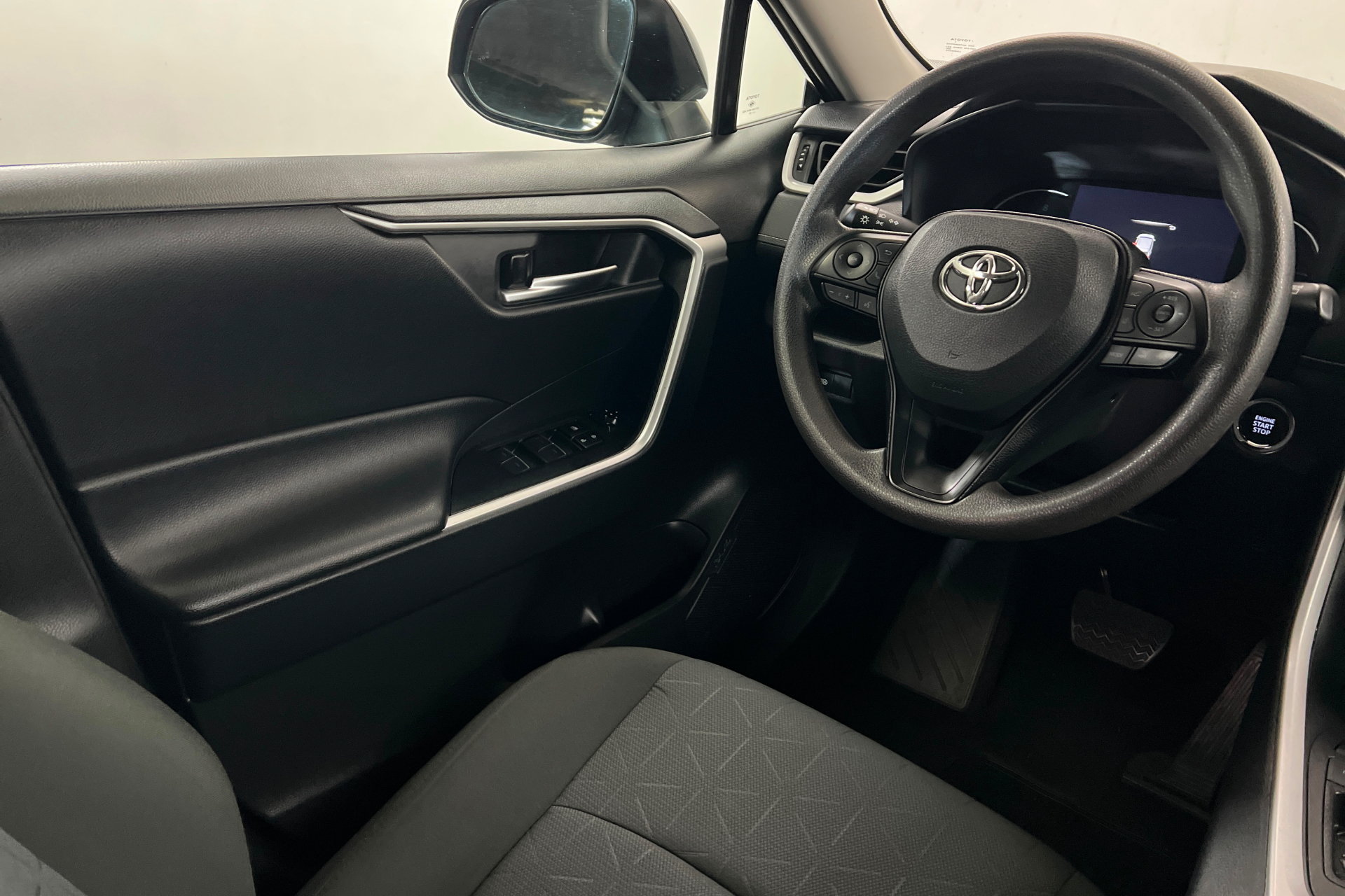 Used 2025 Toyota RAV4 XLE FWD image 12