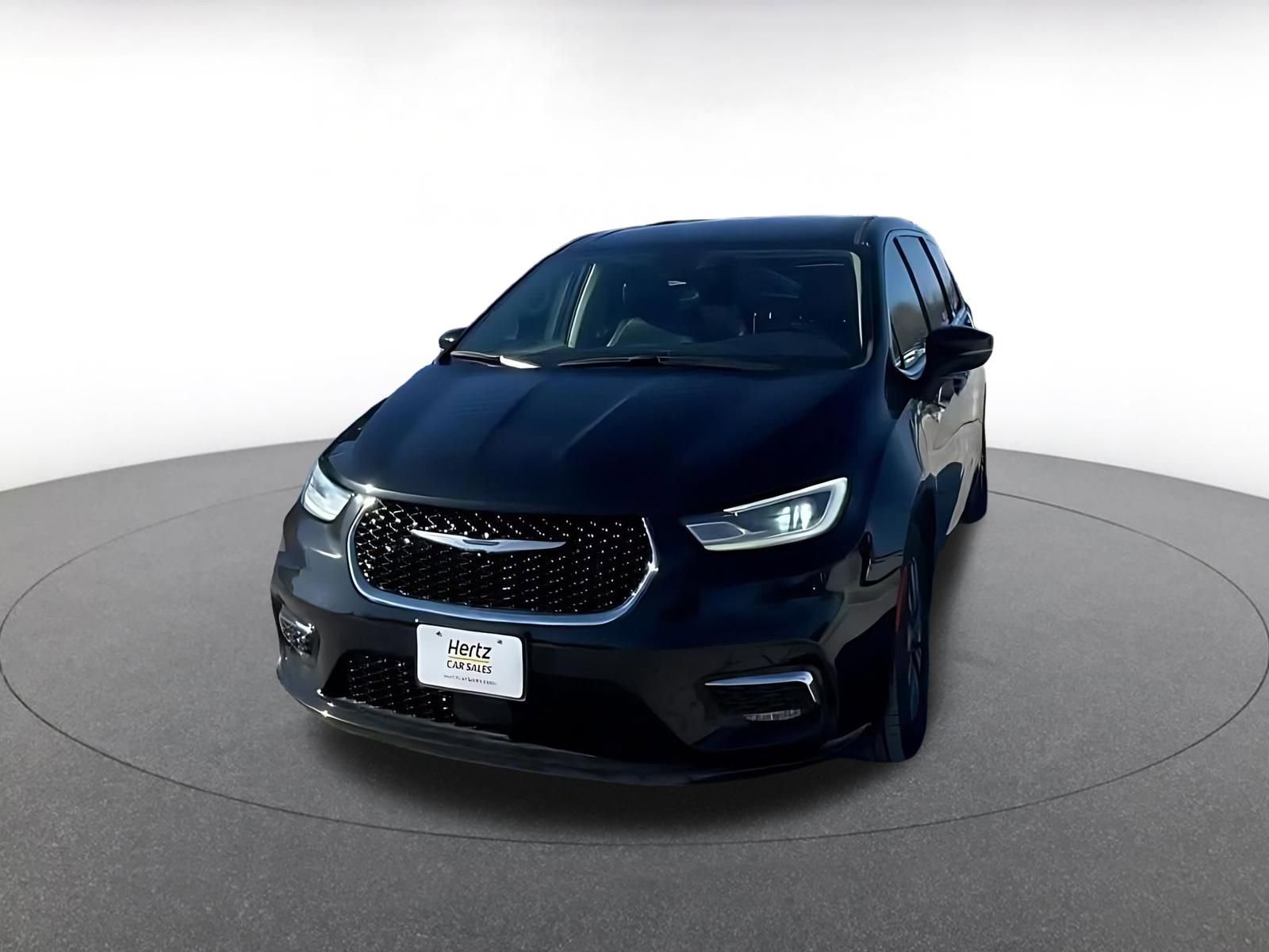 Used 2023 Chrysler Pacifica Touring-L image 4