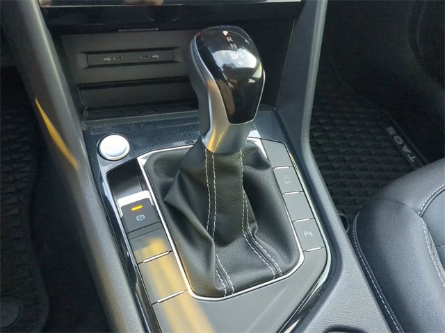 Certified 2025 Volkswagen Taos SE image 25