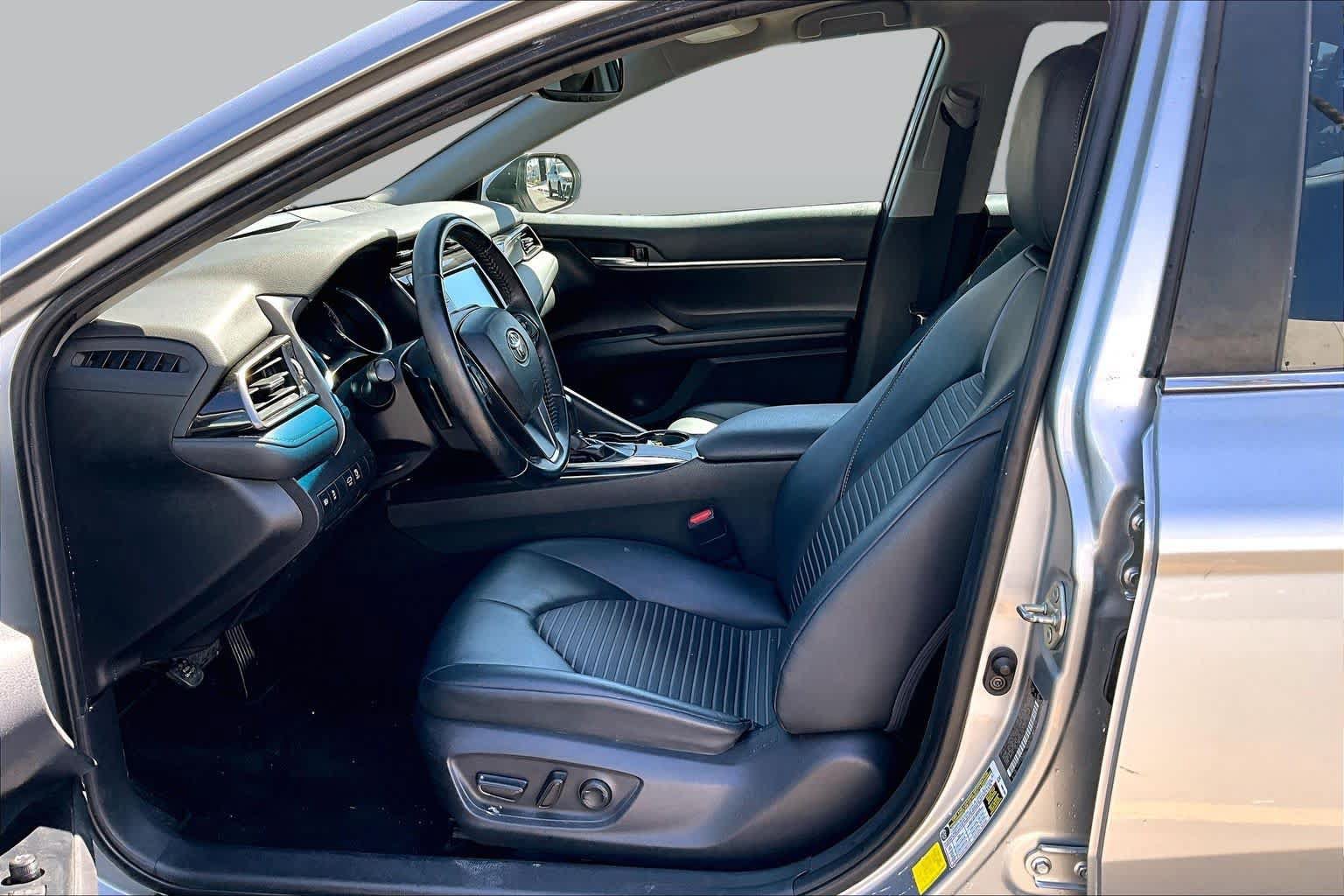 Used 2020 Toyota Camry SE w/ Convenience Package FWD image 7