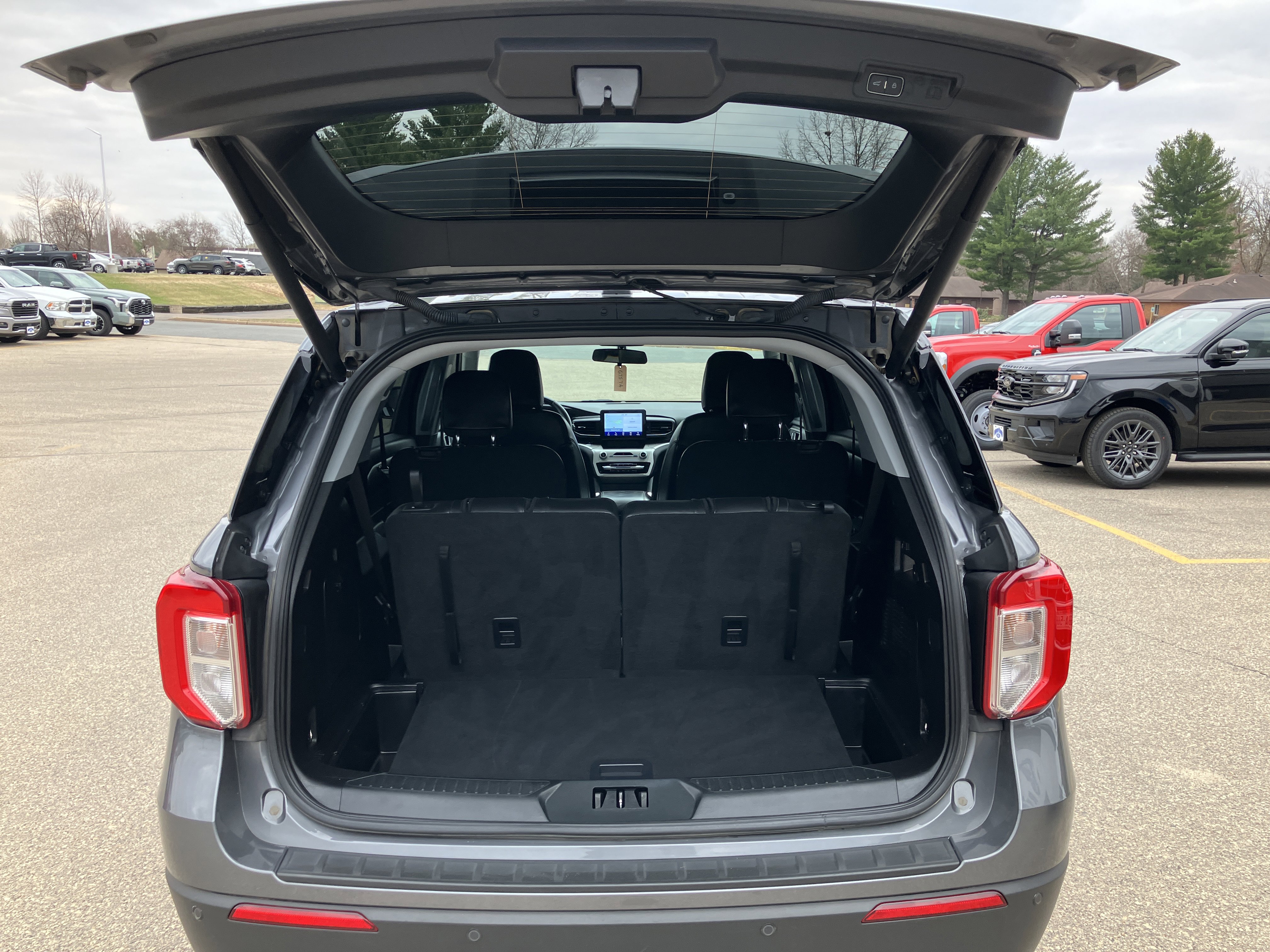Used 2021 Ford Explorer XLT w/ Equipment Group 202A AWD/4WD image 19