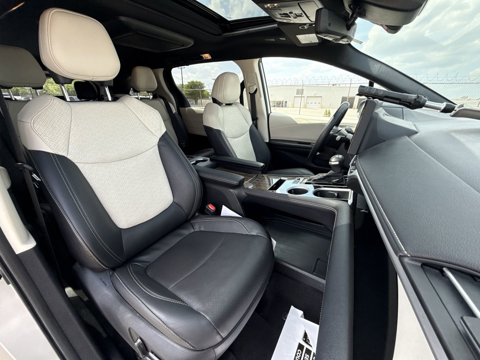 Used 2025 Toyota Sienna Platinum FWD image 27