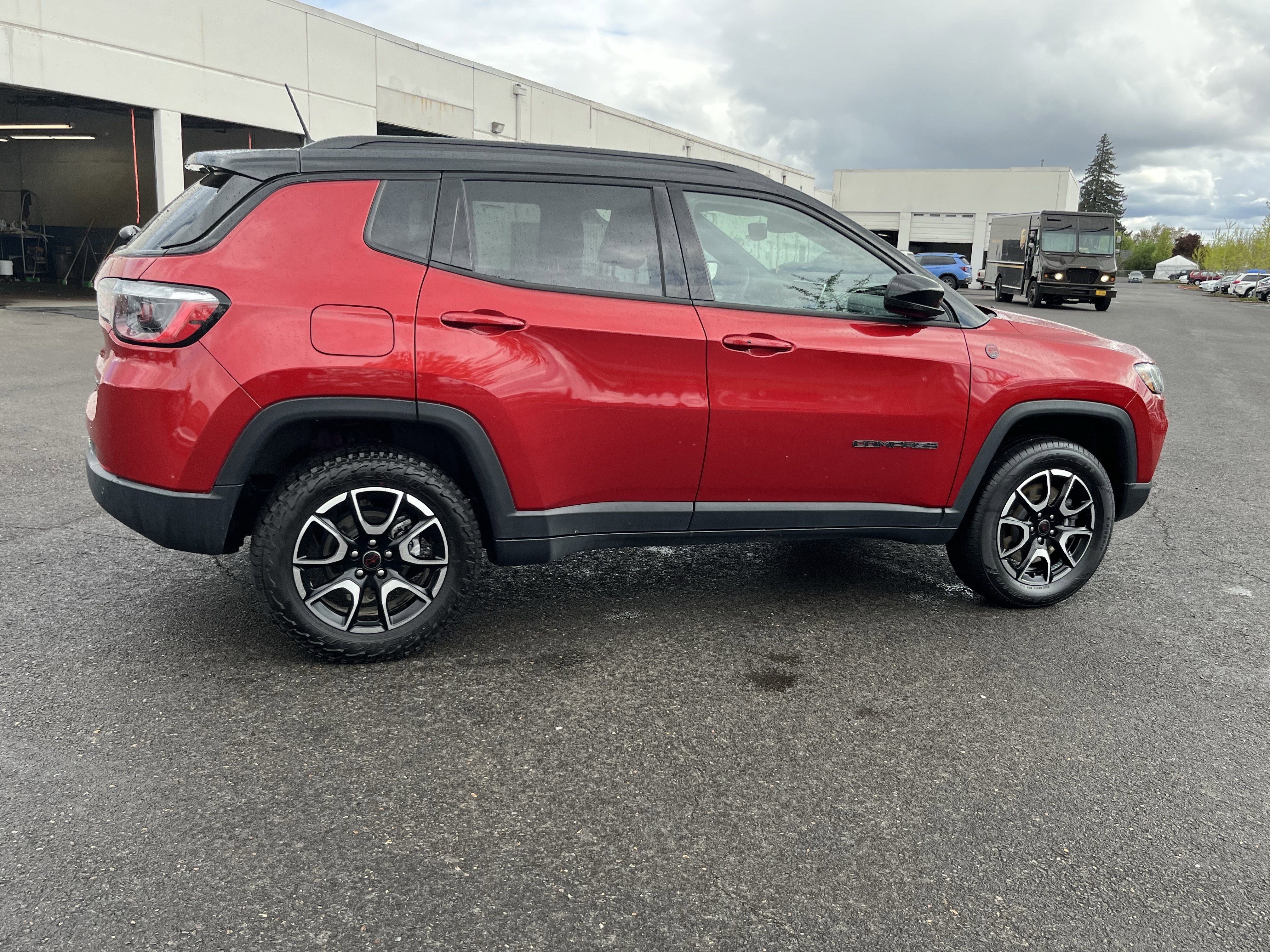 Used 2025 Jeep Compass Trailhawk AWD/4WD image 6