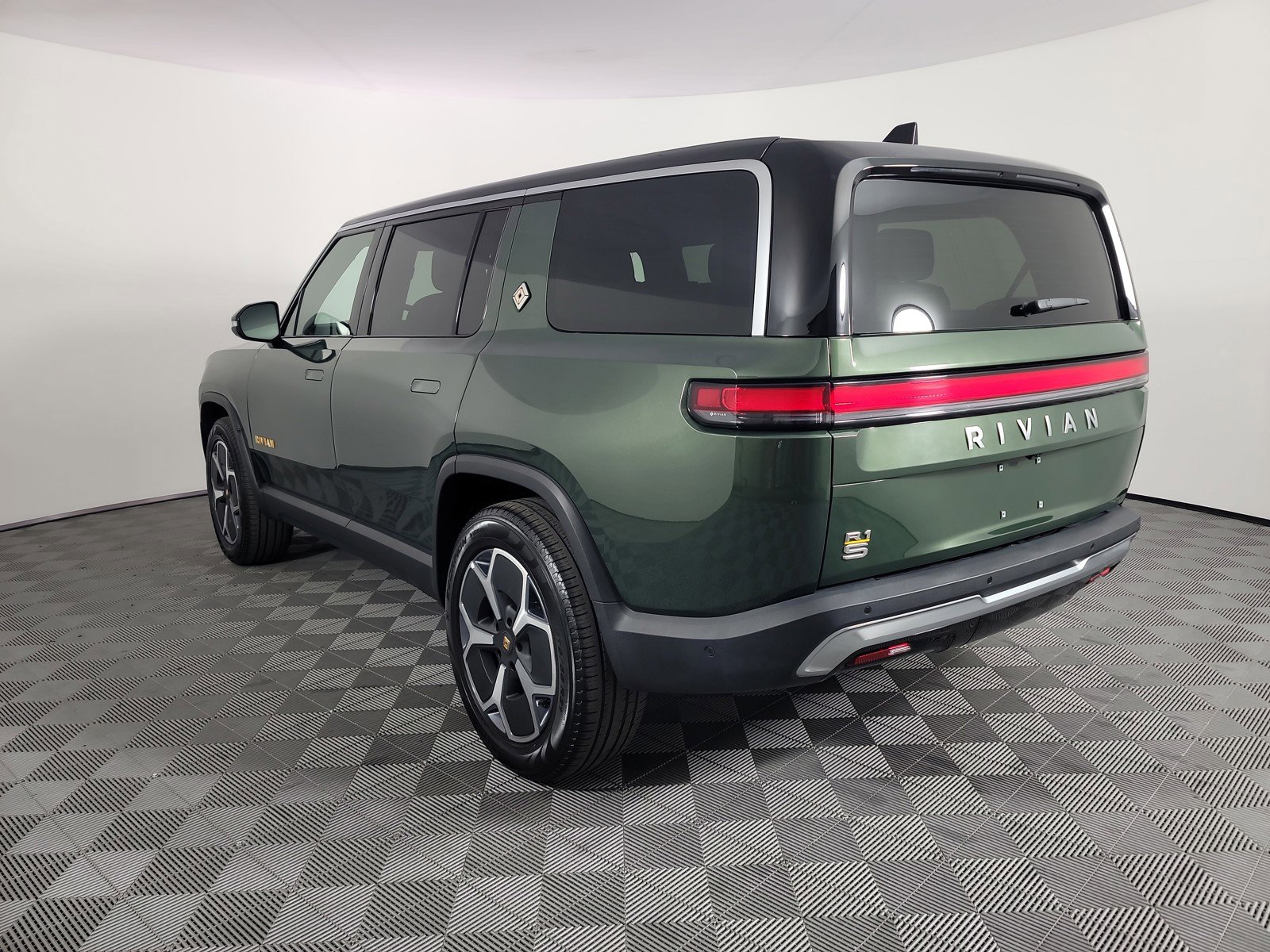 Used 2024 Rivian R1S Adventure AWD/4WD image 3