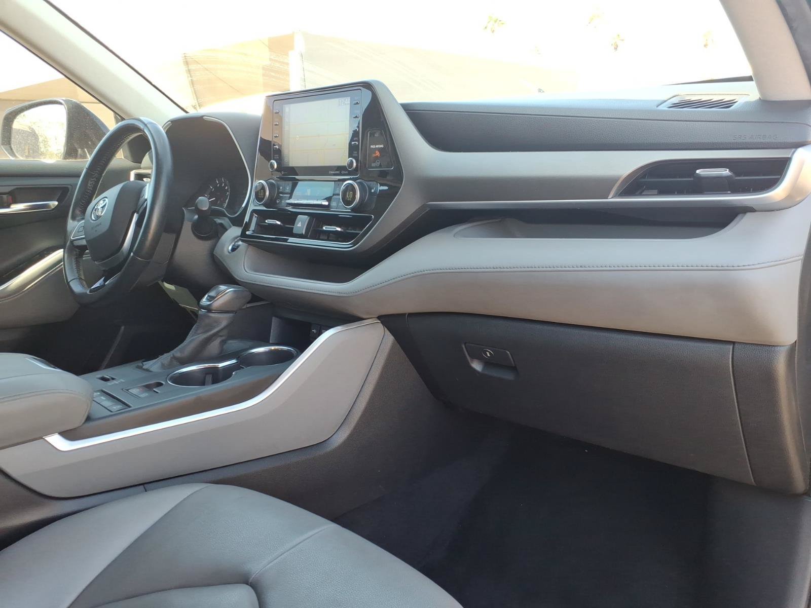 Used 2020 Toyota Highlander XLE FWD image 10