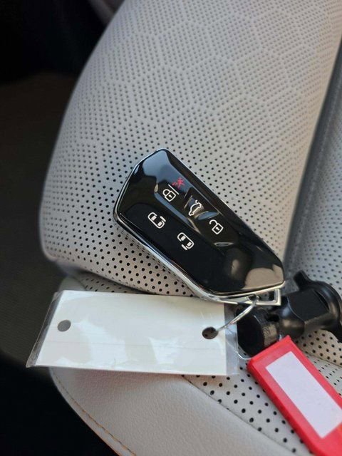 Used 2025 Volkswagen ID. Buzz 1st Edition image 14