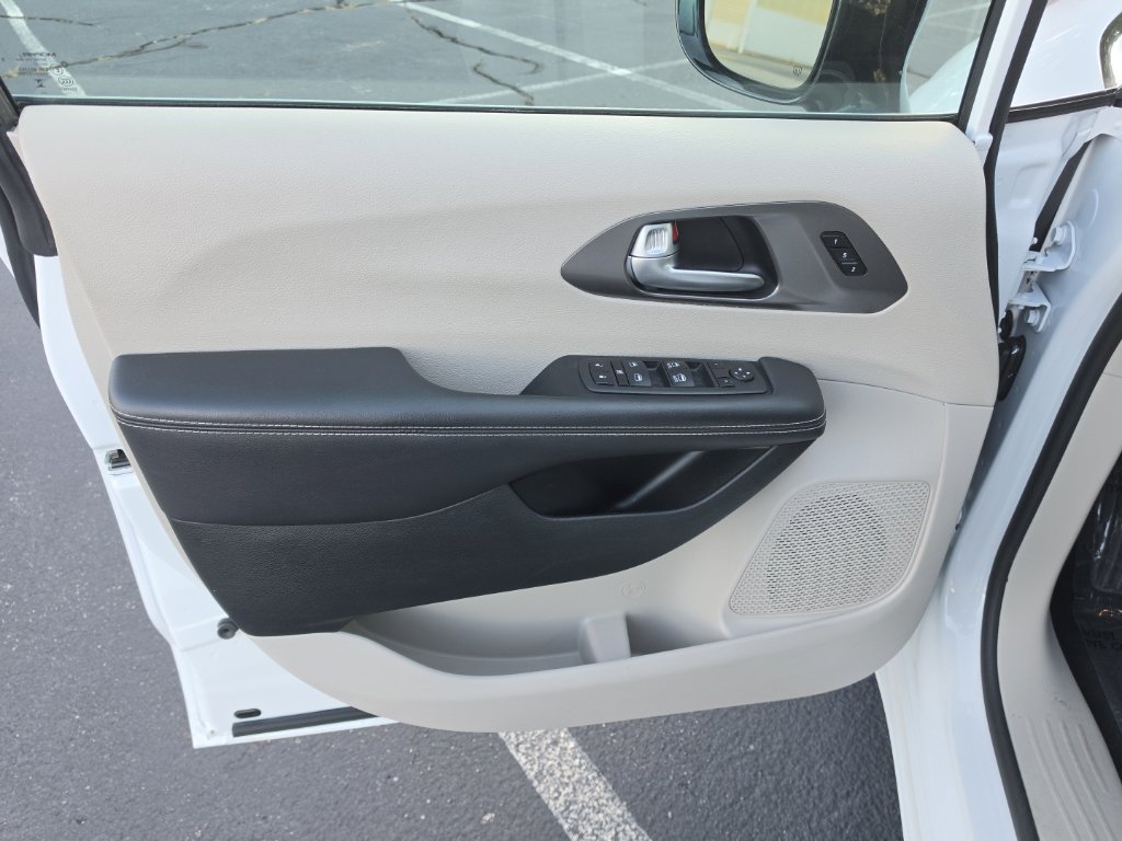 Used 2024 Chrysler Pacifica Touring-L FWD image 16