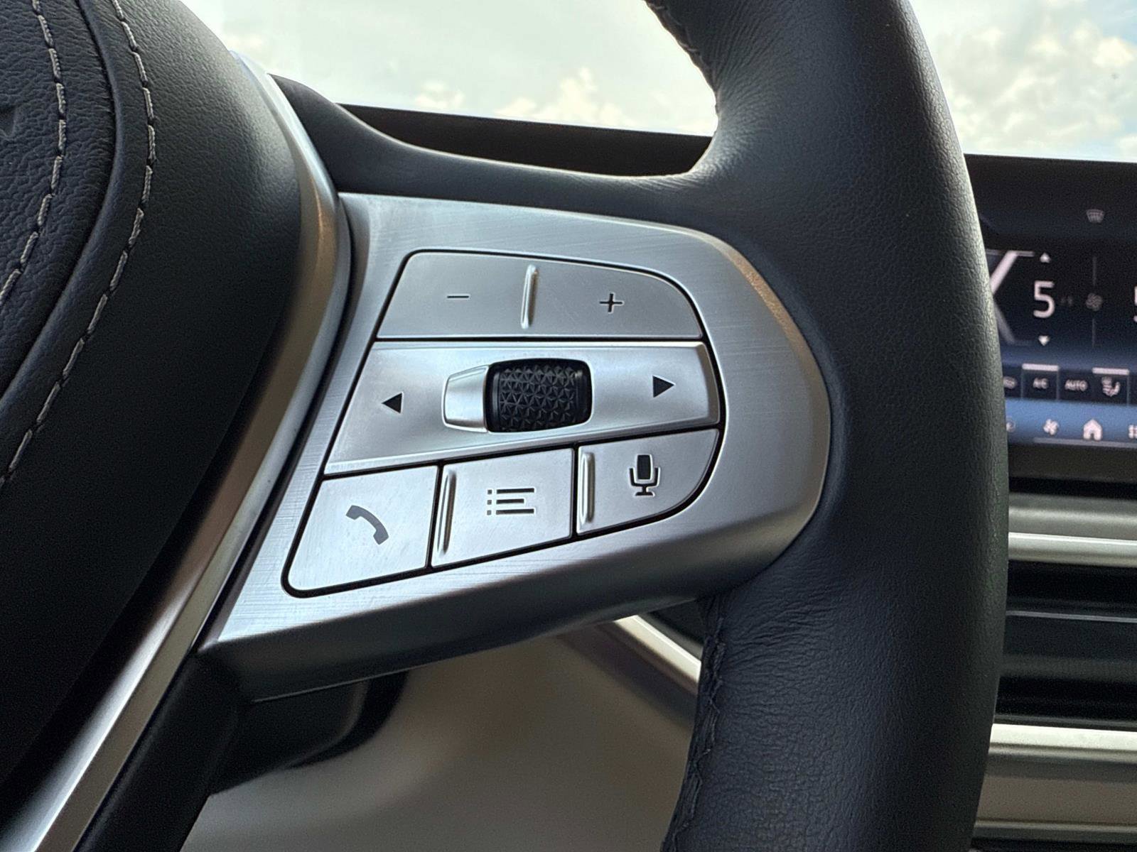 Certified 2025 BMW X7 xDrive40i w/ Premium Package image 32