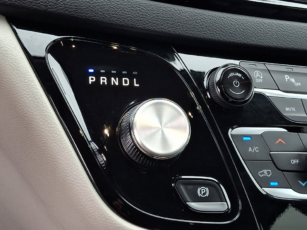 Used 2024 Chrysler Pacifica Touring-L FWD image 22