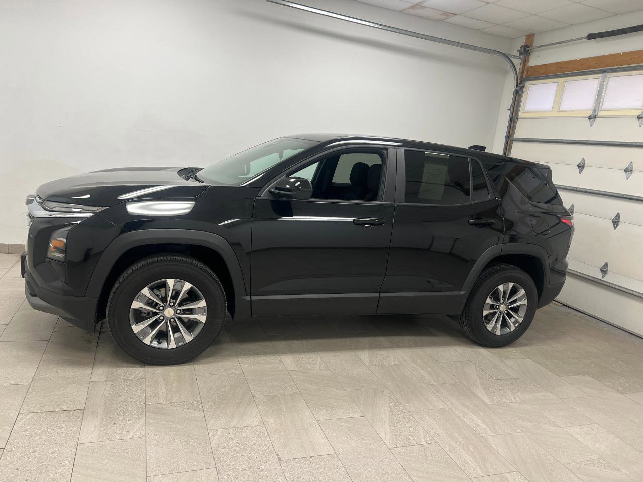 Used 2025 Chevrolet Equinox LT FWD image 9