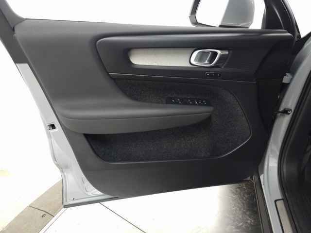 Certified 2025 Volvo XC40 B5 Core image 17