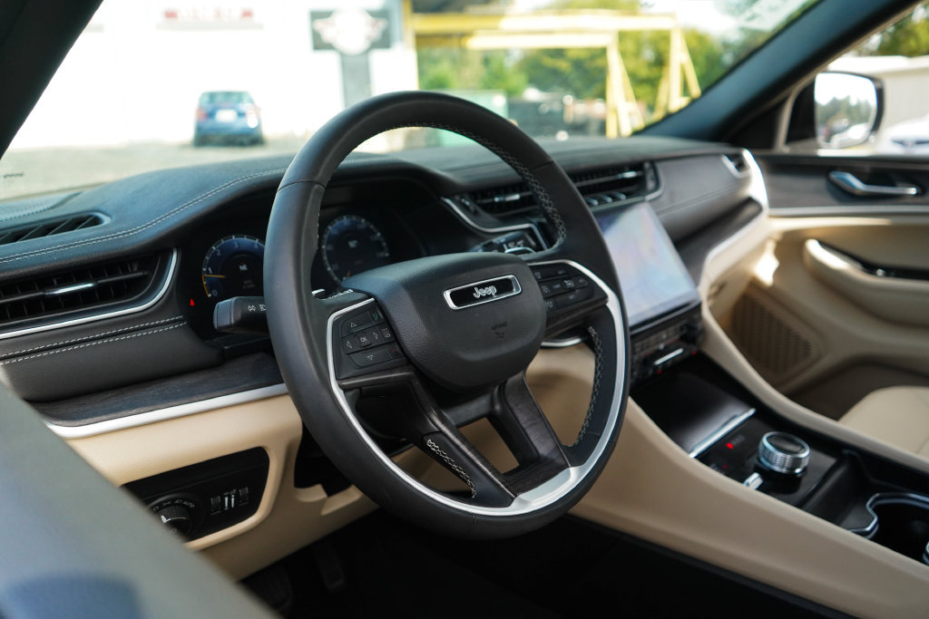 Used 2025 Jeep Grand Cherokee Limited AWD/4WD image 6