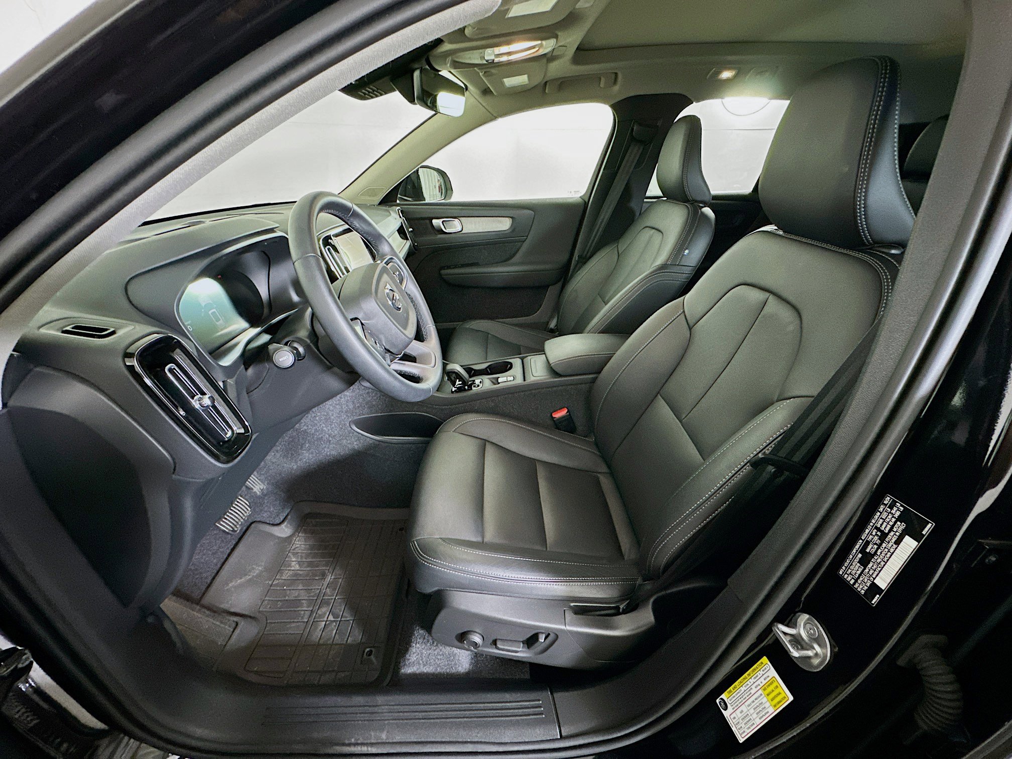 Used 2025 Volvo XC40 B5 Core w/ Protection Package Premier image 13