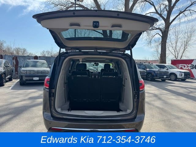 Used 2021 Chrysler Pacifica Limited image 11