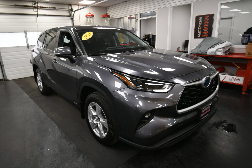Used 2023 Toyota Highlander LE AWD/4WD image 2